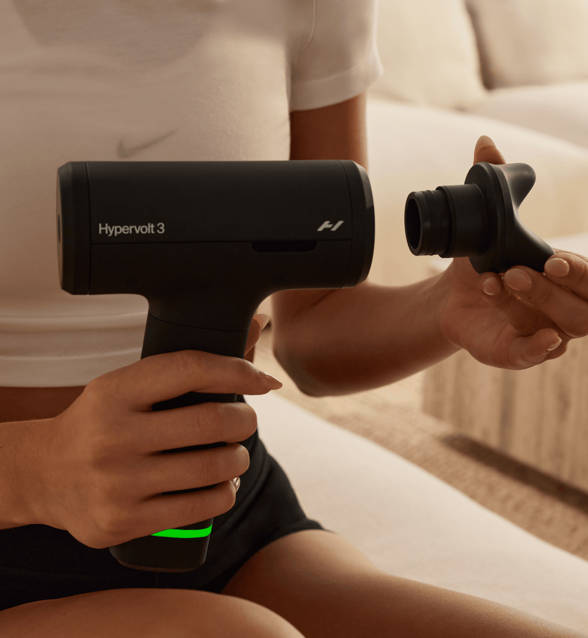 Person skifter massagehoved på Hypervolt 3