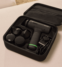 Hypervolt 3 med massagehoveder i opbevaringstasken