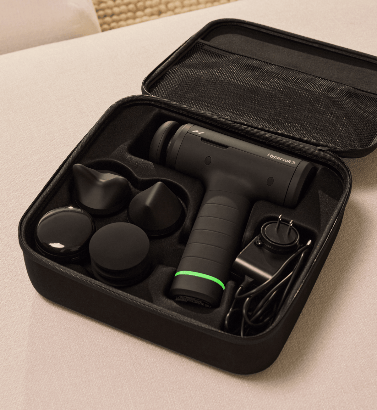 Hypervolt 3 med massagehoveder i opbevaringstasken