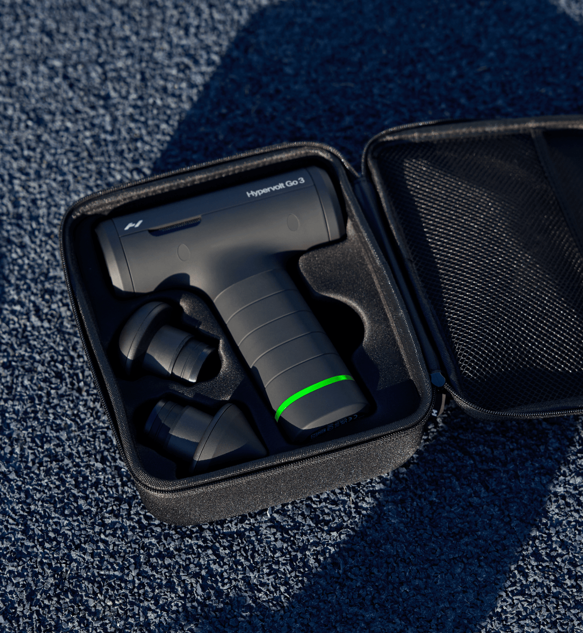 Hypervolt Go 3 med grønt batterilys i et sort etui