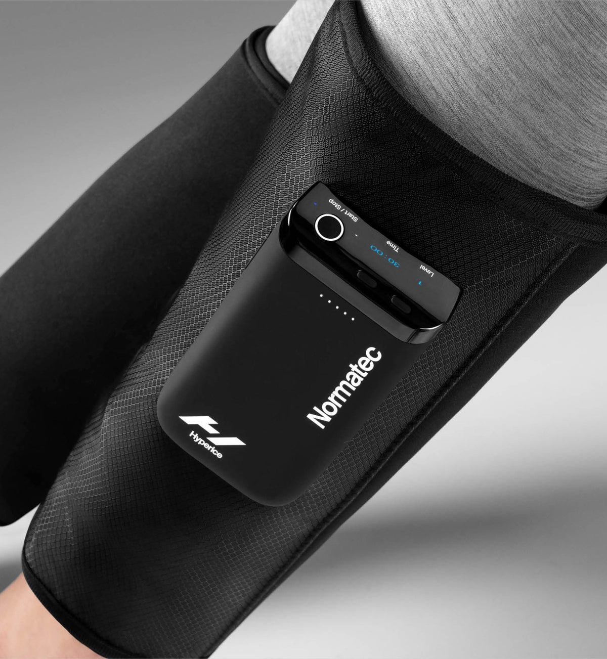 Nærbillede af betjeningen på Normatec Lower Legs ved læggen